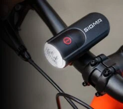 Sigma Sport AURA 30 Fietsverlichting Set - Led Koplamp 30 Lux - CURVE Achterlicht - Inclusief Batterijen 19 Sigma Sport AURA 30 Fietsverlichting Set - Led Koplamp 30 Lux - CURVE Achterlicht - Inclusief Batterijen -Fietsaccessoire Winkel 1200x1062 1