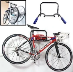 Merkloos Decopatent® Fiets Ophangsysteem Voor 2 Fietsen - Fietsenrek - Legplank Voor Helm - Fietshaak - Muurbeugel Fiets - Wandmontage -Fietsaccessoire Winkel 1200x1195