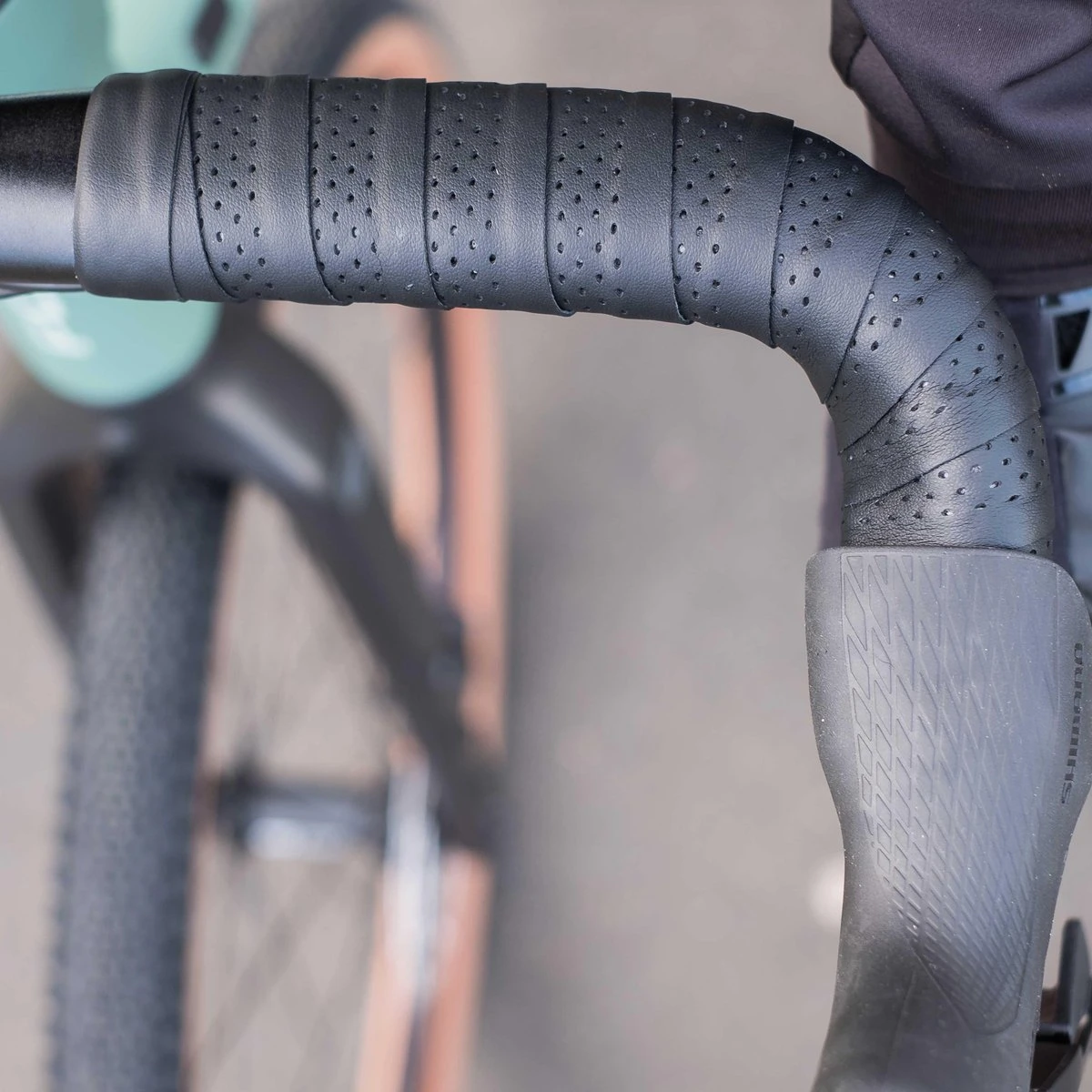 BBB Cycling SpeedRibbon Stuurtape - MicroFiber - Stuurlint Racefiets - met Ventilatie - Zwart - 2 Rollen - BHT-12 BBB Cycling SpeedRibbon Stuurtape - MicroFiber - Stuurlint Racefiets - Met Ventilatie - Zwart - 2 Rollen - BHT-12 -Fietsaccessoire Winkel 1200x1200 558