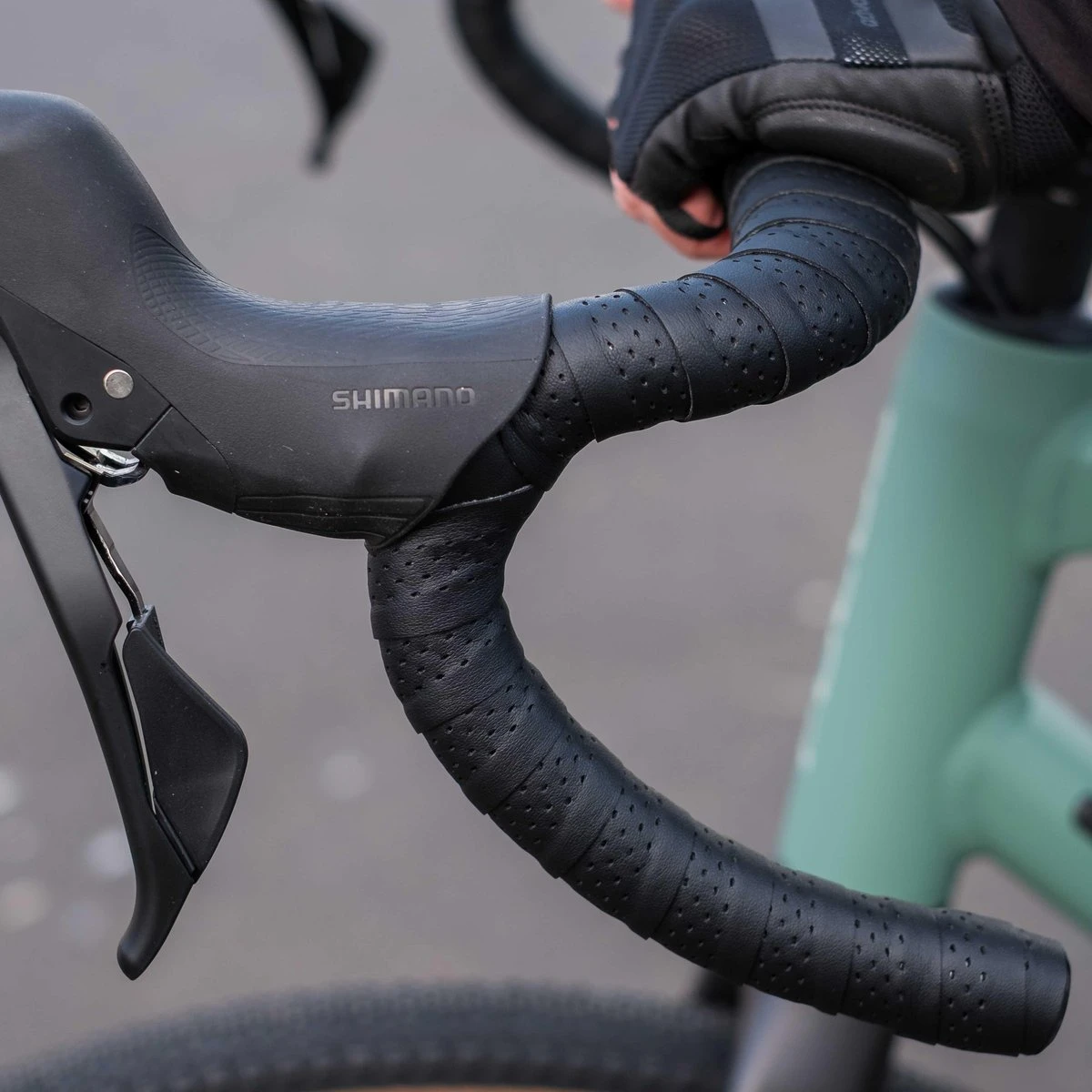 BBB Cycling SpeedRibbon Stuurtape - MicroFiber - Stuurlint Racefiets - met Ventilatie - Zwart - 2 Rollen - BHT-12 BBB Cycling SpeedRibbon Stuurtape - MicroFiber - Stuurlint Racefiets - Met Ventilatie - Zwart - 2 Rollen - BHT-12 -Fietsaccessoire Winkel 1200x1200 559