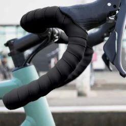 BBB Cycling RaceRibbon Stuurtape - Antislip - Stuurlint Racefiets - Stretch Materiaal - Zwart - 2 Rollen - BHT-01 -Fietsaccessoire Winkel 1200x1200 594