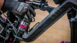 Muc-Off Matt Finish Detailer Beschermspray 250ML 6 Muc-Off Matt Finish Detailer Beschermspray 250ML -Fietsaccessoire Winkel 1200x675 10