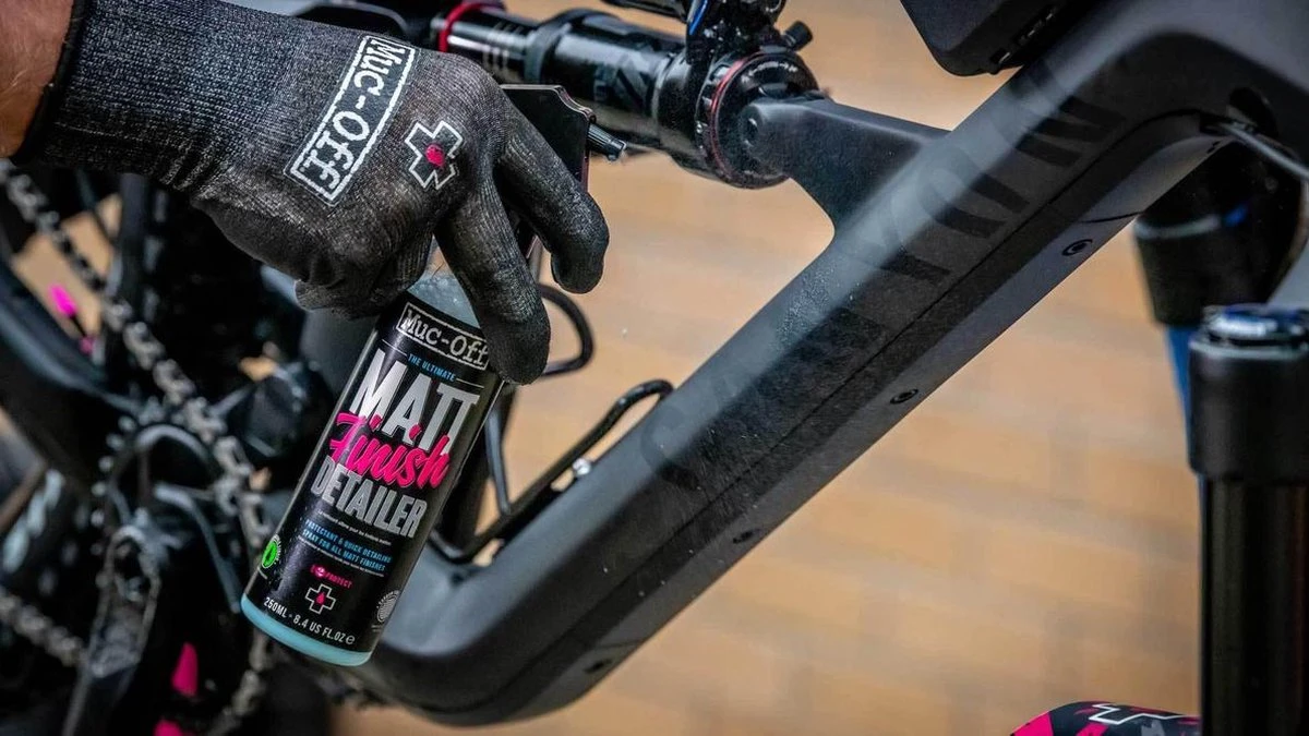 Muc-Off Matt Finish Detailer Beschermspray 250ML Muc-Off Matt Finish Detailer Beschermspray 250ML -Fietsaccessoire Winkel 1200x675 10