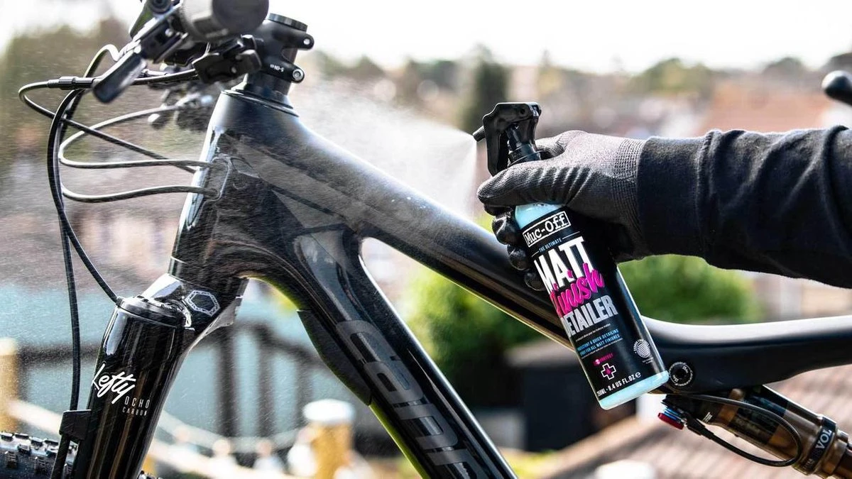 Muc-Off Matt Finish Detailer Beschermspray 250ML Muc-Off Matt Finish Detailer Beschermspray 250ML -Fietsaccessoire Winkel 1200x675 8