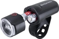 Sigma Sport AURA 30 Fietsverlichting Set - Led Koplamp 30 Lux - CURVE Achterlicht - Inclusief Batterijen 5 Sigma Sport AURA 30 Fietsverlichting Set - Led Koplamp 30 Lux - CURVE Achterlicht - Inclusief Batterijen -Fietsaccessoire Winkel 1200x786