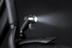 AXA Nox Sport 12 Lux - Fietslamp Voorlicht - LED Koplamp - Fietsverlichting Op Batterij - Zwart -Fietsaccessoire Winkel 1200x799 13