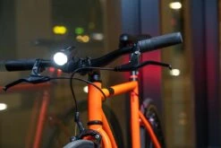 Sigma Sport AURA 30 Fietsverlichting Set - Led Koplamp 30 Lux - CURVE Achterlicht - Inclusief Batterijen 7 Sigma Sport AURA 30 Fietsverlichting Set - Led Koplamp 30 Lux - CURVE Achterlicht - Inclusief Batterijen -Fietsaccessoire Winkel 1200x800 24