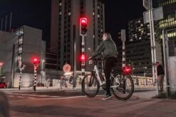 AXA Juno Battery - Fiets Achterlicht - LED Fietsverlichting Op Batterij - Auto Off Systeem - 50 Mm - Rood -Fietsaccessoire Winkel 1200x800 28