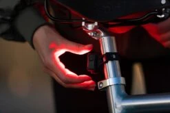 AXA Niteline 11 LED Fietsverlichting - Fietslampjes Voor En Achter - Batterij 4 AXA Niteline 11 LED Fietsverlichting - Fietslampjes Voor En Achter - Batterij -Fietsaccessoire Winkel 1200x800 33