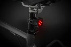 AXA Niteline 11 LED Fietsverlichting - Fietslampjes Voor En Achter - Batterij 5 AXA Niteline 11 LED Fietsverlichting - Fietslampjes Voor En Achter - Batterij -Fietsaccessoire Winkel 1200x800 34