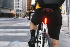 Kryptonite Avenue F-150 / R-75 Verlichtingset LED Accu - Zwart -Fietsaccessoire Winkel 1200x800 35