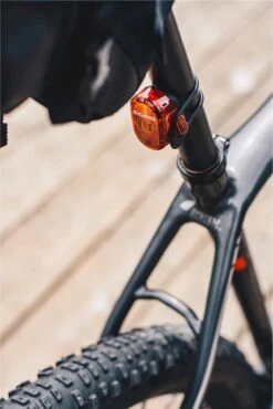 SIGMA SPORT Sigma Nugget II Flash USB Fiets Achterlicht - Li-ion Accu - Oplaadbaar 5 SIGMA SPORT Sigma Nugget II Flash USB Fiets Achterlicht - Li-ion Accu - Oplaadbaar -Fietsaccessoire Winkel 802x1200 2