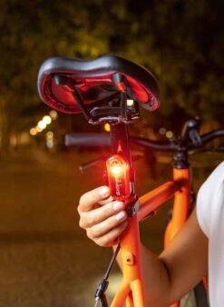 Sigma Sport AURA 30 Fietsverlichting Set - Led Koplamp 30 Lux - CURVE Achterlicht - Inclusief Batterijen 8 Sigma Sport AURA 30 Fietsverlichting Set - Led Koplamp 30 Lux - CURVE Achterlicht - Inclusief Batterijen -Fietsaccessoire Winkel 877x1200 1